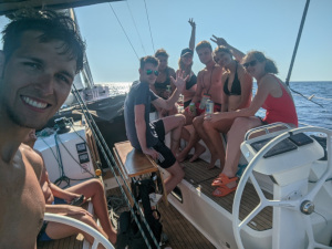 Selfie kapitána a posádky za plavby na námořní jachtě